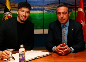 Altay Bayındır’dan 4 yıllık yeni sözleşme açıklaması! “Farklı duygular içindeyim”