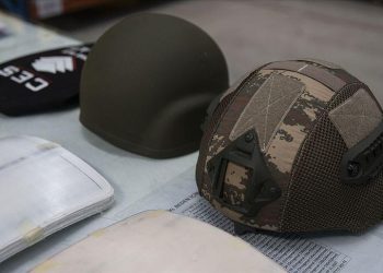 Avrupalı askeri ‘Türk miğferi’ koruyor