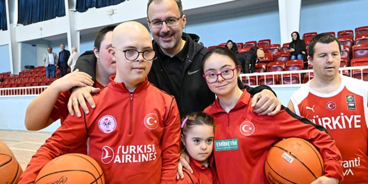 Bakan Kasapoğlu down dendromlu milli sporcular ile basketbol oynadı