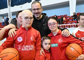 Bakan Kasapoğlu down sendromlu milli sporcular ile basketbol oynadı