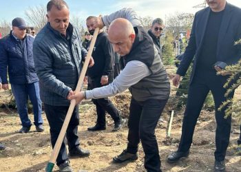 Bakan Kirişci, depremde ölen vatandaşlar için fidan dikti