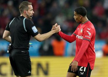 Bayer Leverkusen – Bayern Münih maçında ilginç anlar! Hakem Tobias Stieler ve Amine Adli arasında yaşananlar olay oldu… İki kez kartını iptal etti ve gülüştüler…
