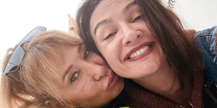 Birce Akalay annesinin doğum gününü kutladı: Seni bu dünyada her şeyden çok seviyorum