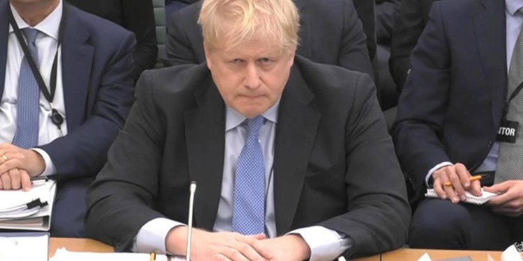 Boris Johnson komisyona 3 saat savunma yaptı