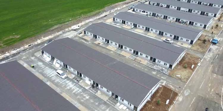 Deprem bölgesinde 214 prefabrik ev teslim edildi