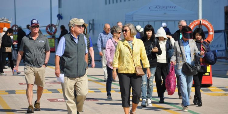 Milyonerleri taşıyan ultra lüks yat Kuşadası’nda