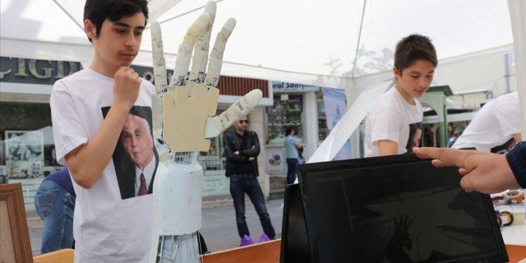 Öğrenciler robotik kol tasarladı
