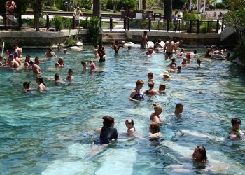 Ruslar antik havuza akın ediyor! Günde 2 bin kişi gidiyor…