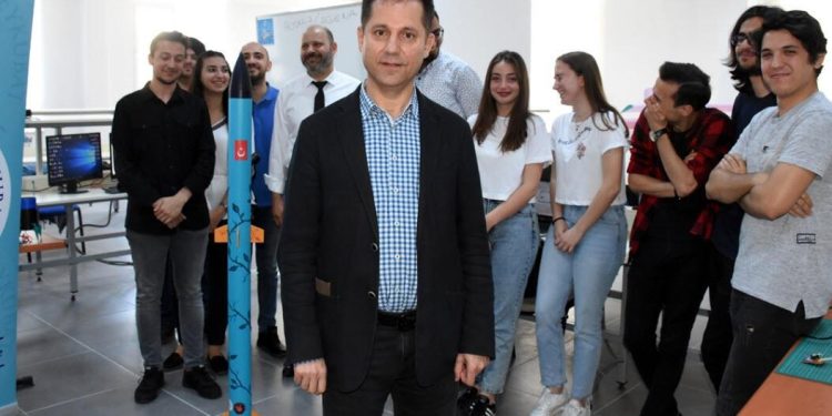 Üniversite öğrencileri uydu ayrılma sistemli roket yaptı