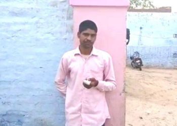 Yanlış partiye oy verdi, parmağını kesti