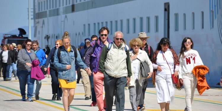 Yılın ilki gerçekleştirildi! Dev gemi Kuşadası’nda…