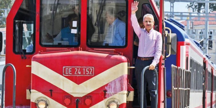 Banliyo treni 10 yıl sonra nostalji olarak geri döndü