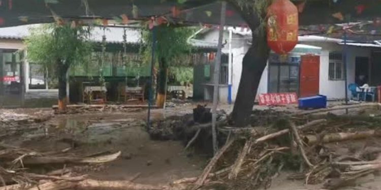 Çin sel ve toprak kaymaları ile boğuşuyor: 2 ölü, 16 kayıp