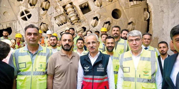 En uzun demiryolu tünelinde ilk ışık