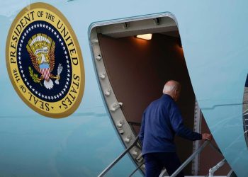 ABD Başkanı Biden, uçaktan inerken düşme tehlikesi yaşadı