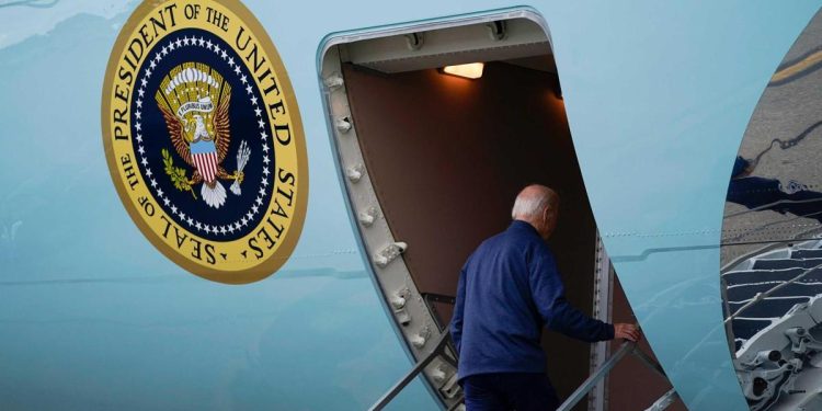 ABD Başkanı Biden, uçaktan inerken düşme tehlikesi yaşadı