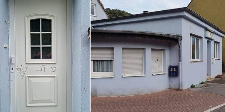 Çirkin saldırı! Almanya’da caminin kapısına gamalı haç ve Davut yıldızı çizildi
