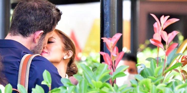 Kıskançlık ateşi… Eski karısıyla sarmaş dolaş görüntülendi, yeni karısına kendini böyle savundu: Kızma! O artık benim kız kardeşim!