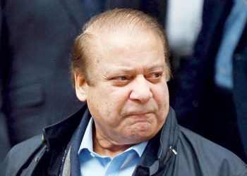 Sürgündeki Pakistan lideri ülkesine döndü